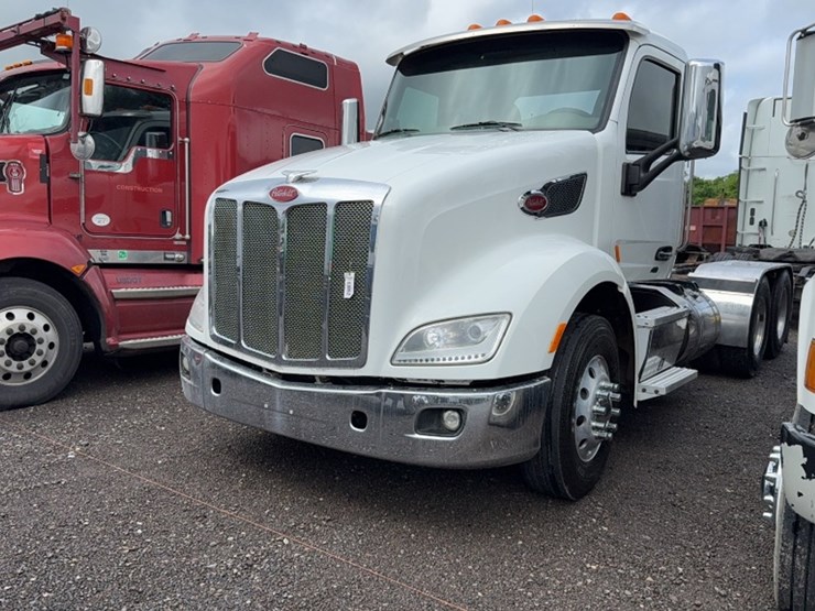 2015-peterbilt-579-image-1