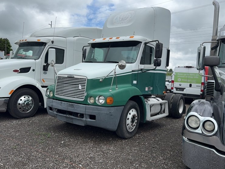 #2106-•-2004-freightliner-single-axle-road-tractor-image-1