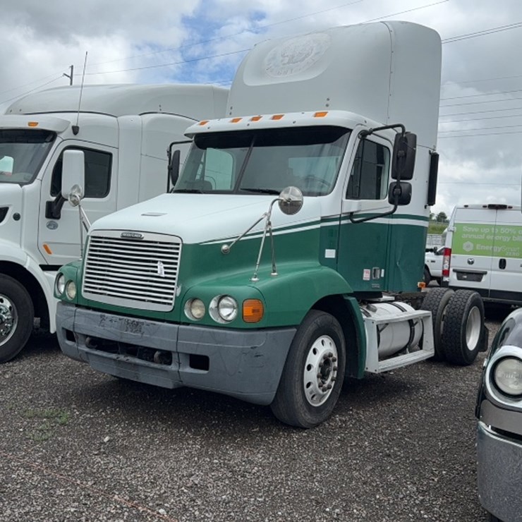 #2106 • 2004 FREIGHTLINER SINGLE AXLE ROAD TRACTOR