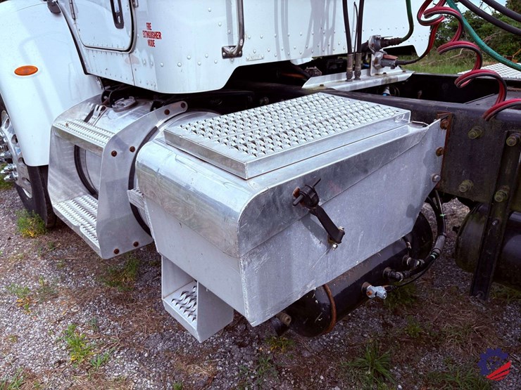 2006-peterbilt-335-image-24