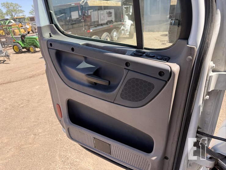 2013-freightliner-cascadia-125-image-45