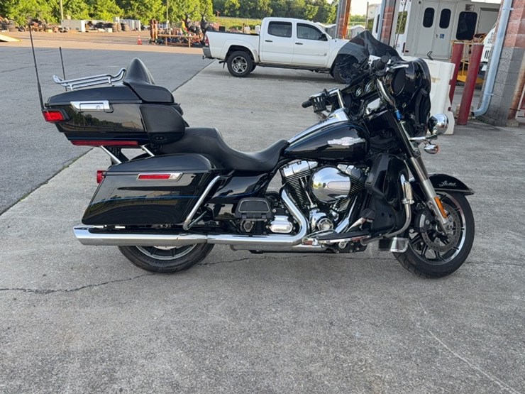 #3017-•-2015-harley-davidson-flh-motor-cycle-image-4