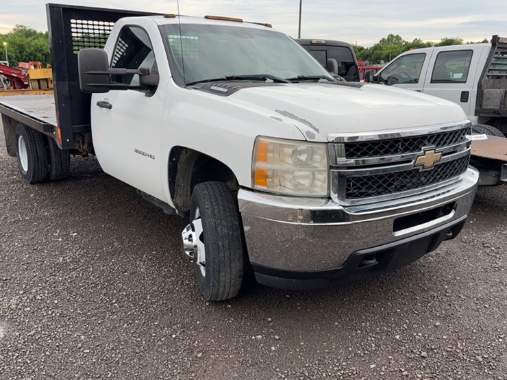 2012-chevrolet-3500-image-3