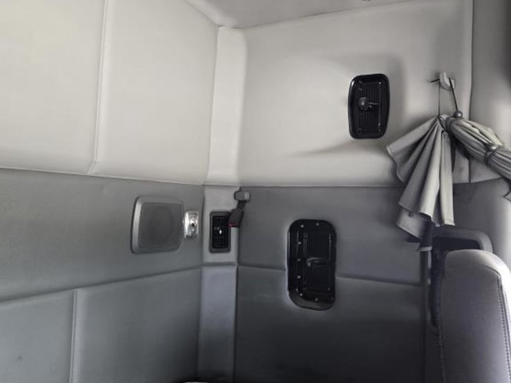 2018-kenworth-t680-image-30