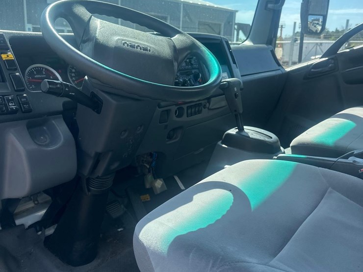 2022-isuzu-npr-image-24