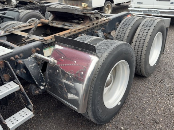 #2108-•-2000-freightliner-classic-road-tractor-image-11