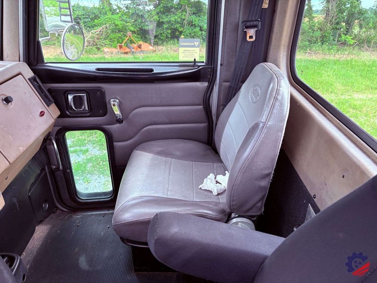 2006-peterbilt-335-image-63