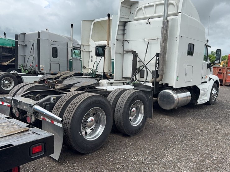 2015-peterbilt-579-image-8