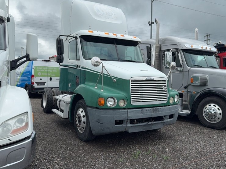#2106-•-2004-freightliner-single-axle-road-tractor-image-3