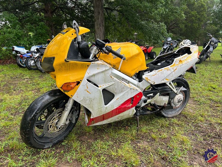2000-honda-vfr800-(interceptor)-motorcycle-image-1