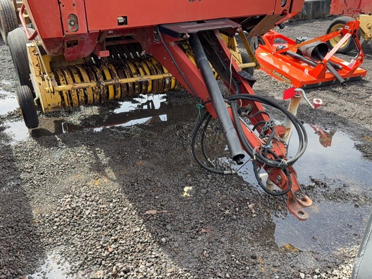 new-holland-br740-image-2