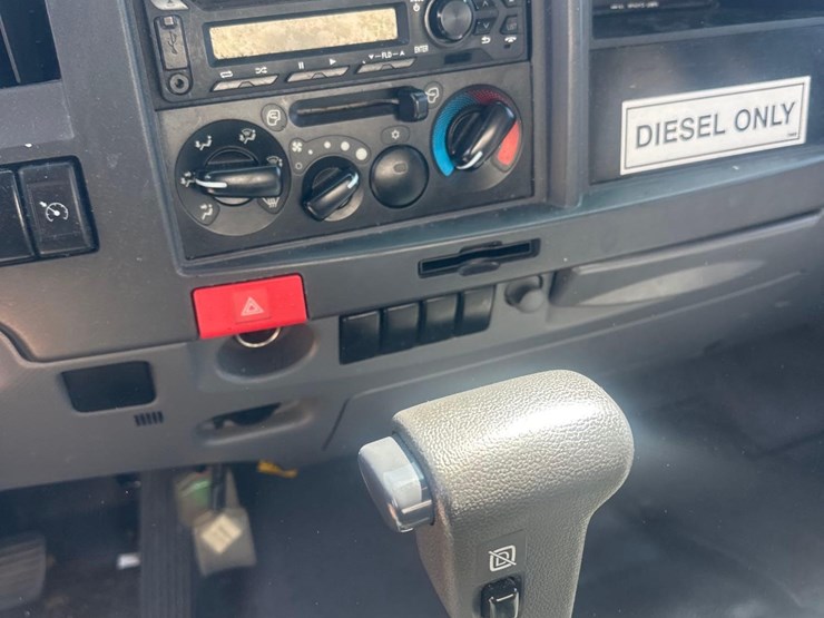 2022-isuzu-npr-image-25