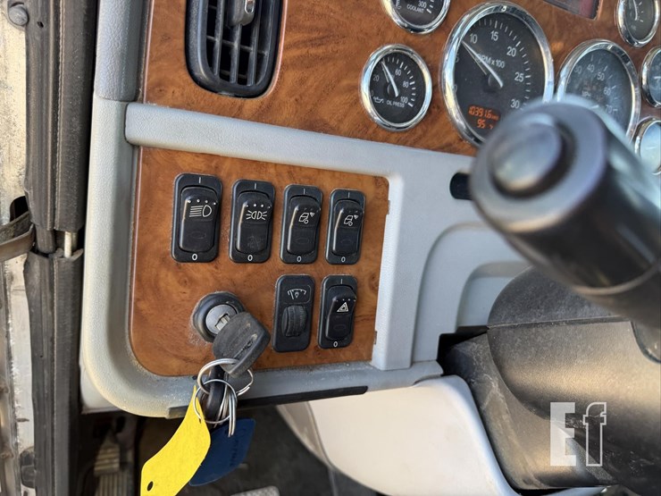 2009-peterbilt-386-image-50