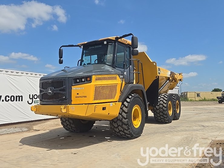 2023-deere-260e-image-1
