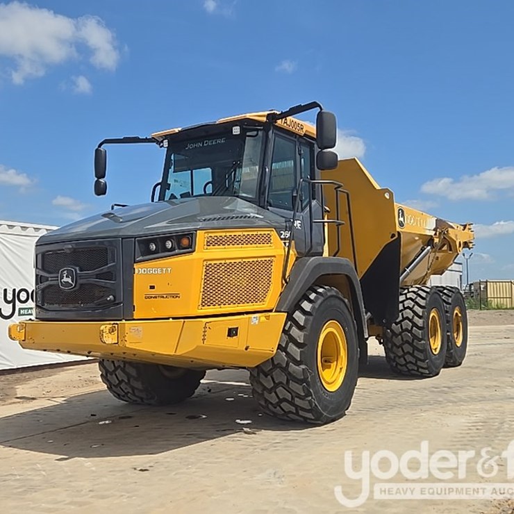 2023 DEERE 260E