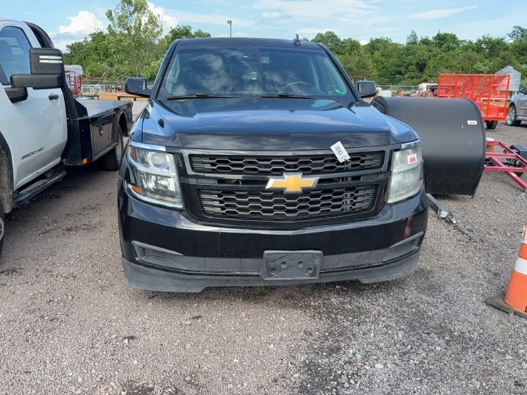 2015-chevrolet-suburban-image-2