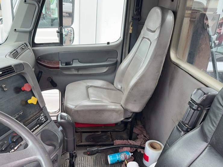#2106-•-2004-freightliner-single-axle-road-tractor-image-16