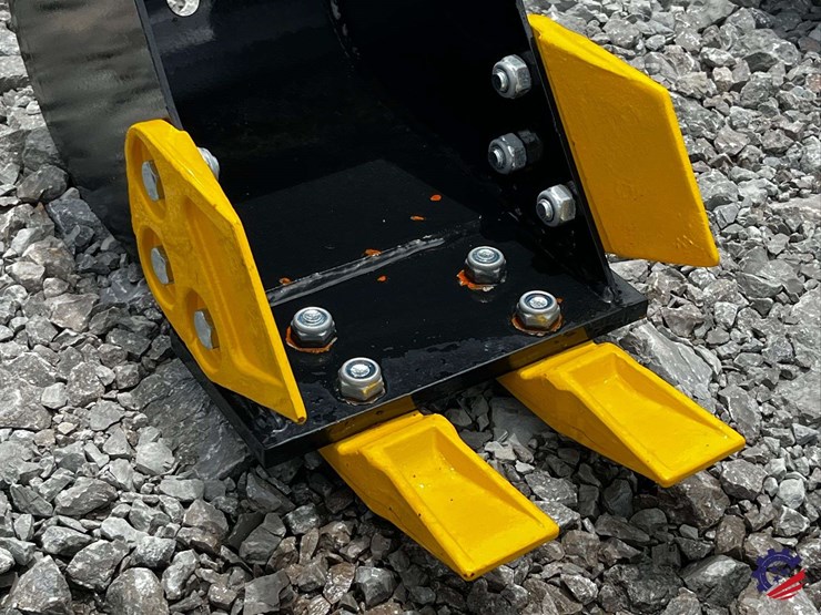 unused-2026-ce-8in-toothed-bucket-image-8