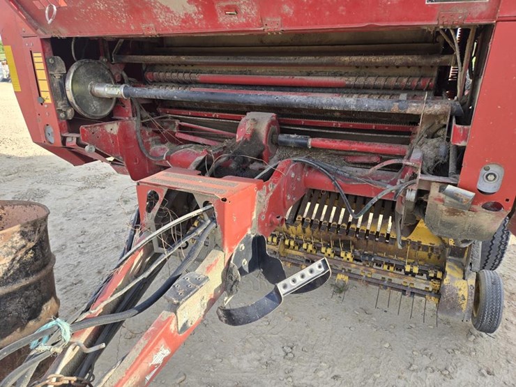 new-holland-br780a-image-17