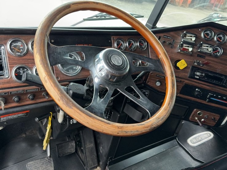 #2108-•-2000-freightliner-classic-road-tractor-image-17