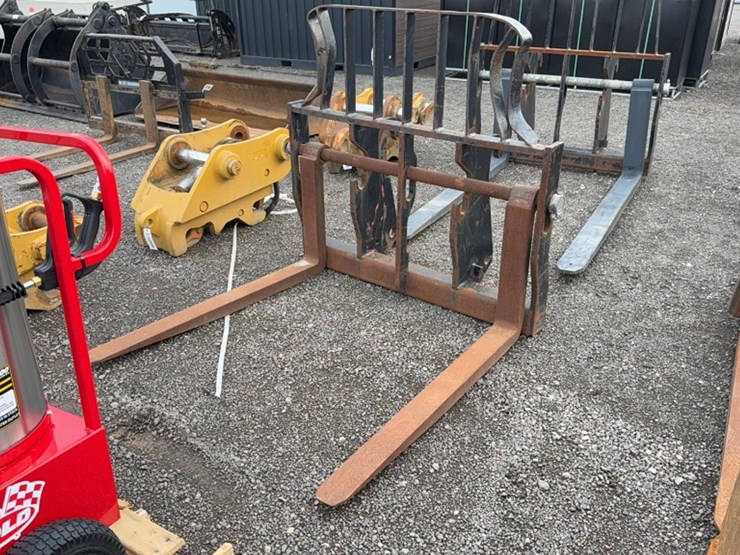 #2024-•-48"-loader-pallet-forks-image-1