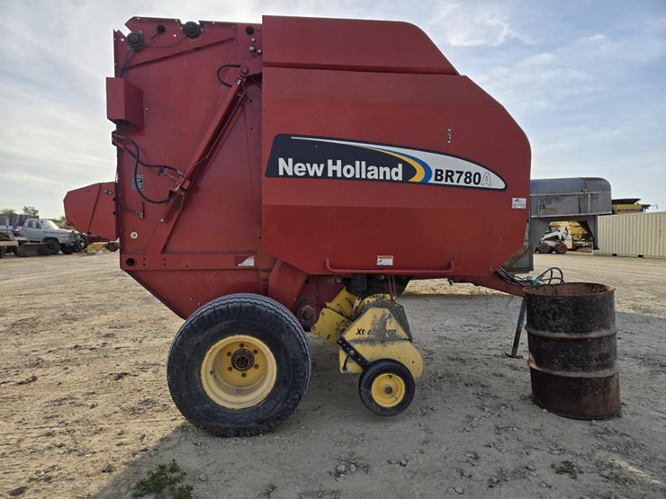 new-holland-br780a-image-7