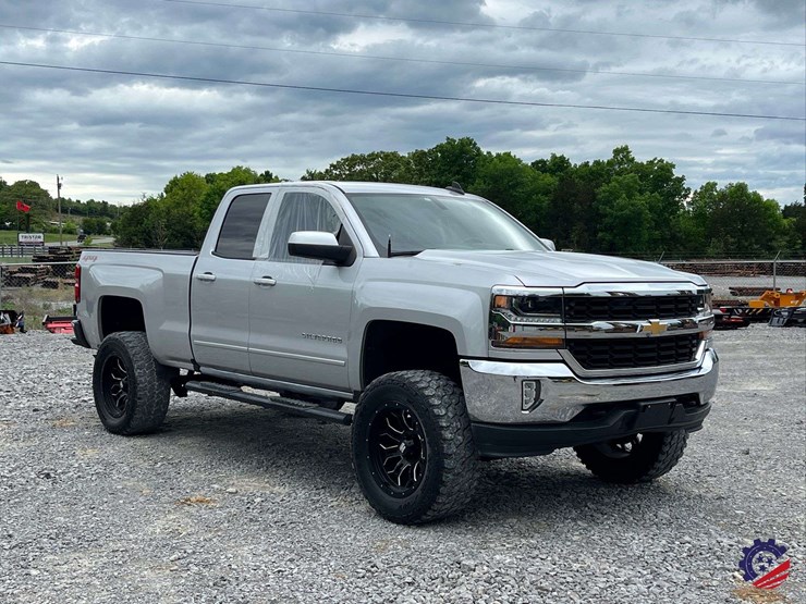 2017-chevrolet-silverado-lt-pickup-truck-image-11