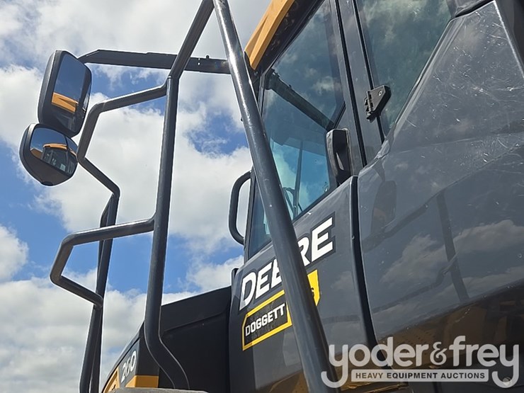 2023-deere-260e-image-42