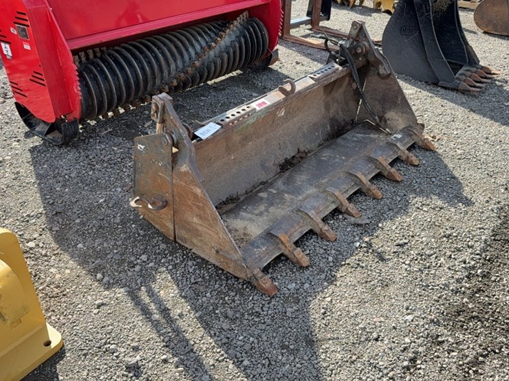#2010-•-bobcat-66''-skid-steer-4-in-1-bucket-image-2