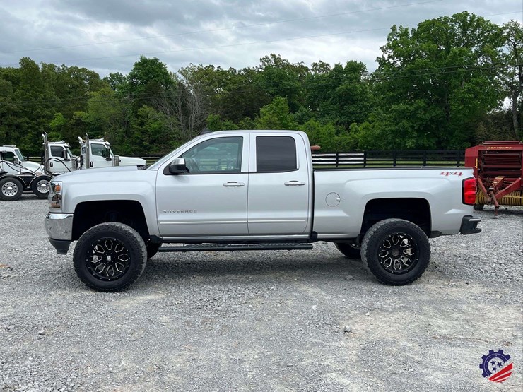 2017-chevrolet-silverado-lt-pickup-truck-image-2