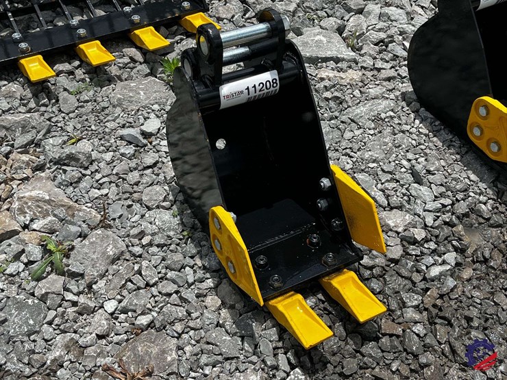 unused-2026-ce-8in-toothed-bucket-image-1