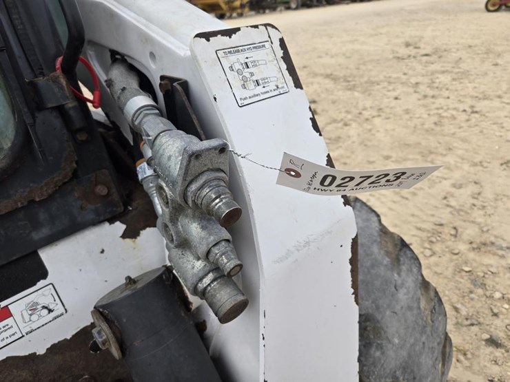 2009-bobcat-s330-image-5
