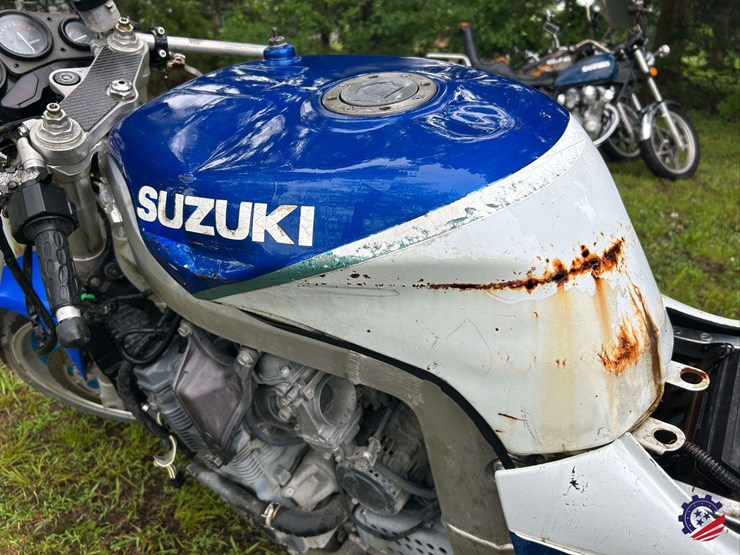 1995-suzuki-gsx-r750w-motorcycle-image-10