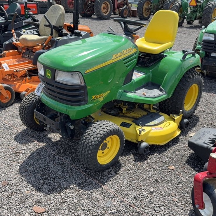 JOHN DEERE X585