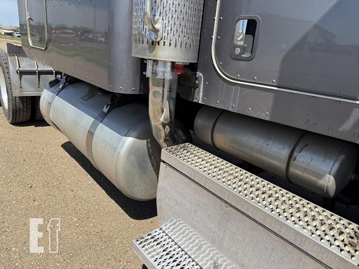2009-peterbilt-386-image-29