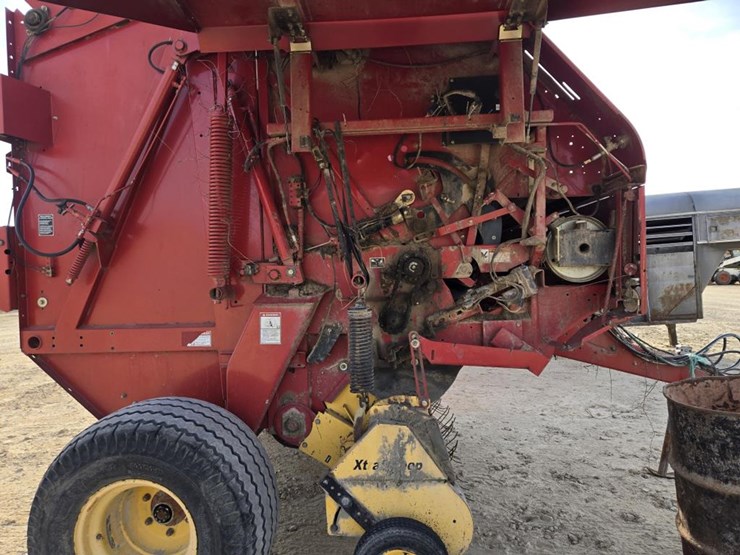 new-holland-br780a-image-11