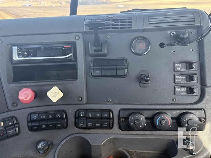 2013-freightliner-cascadia-125-image-10