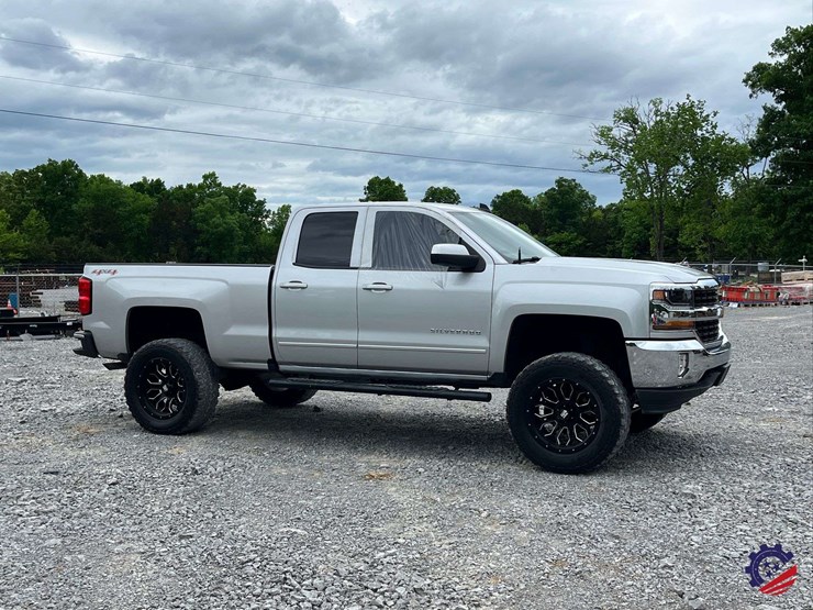 2017-chevrolet-silverado-lt-pickup-truck-image-6