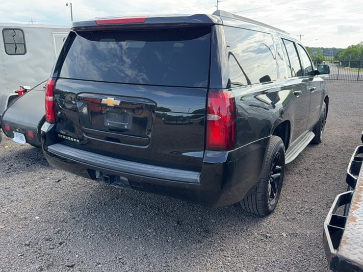 2015-chevrolet-suburban-image-6