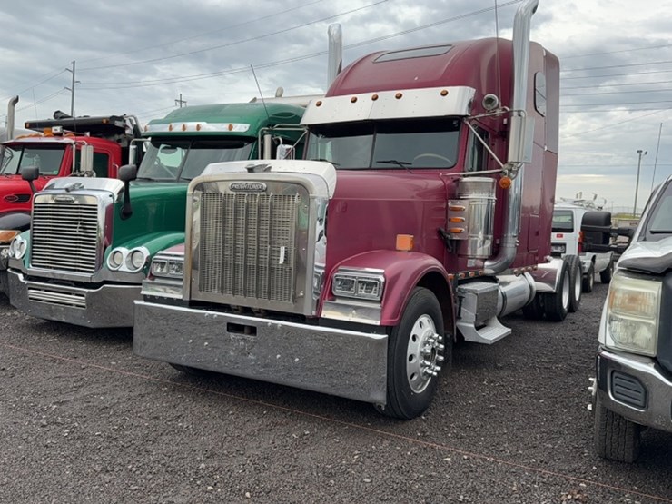 #2108-•-2000-freightliner-classic-road-tractor-image-1