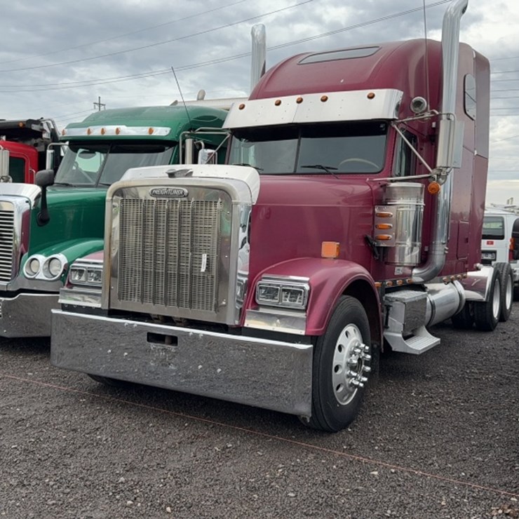 #2108 • 2000 FREIGHTLINER CLASSIC ROAD TRACTOR