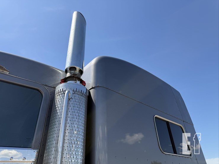 2009-peterbilt-386-image-17