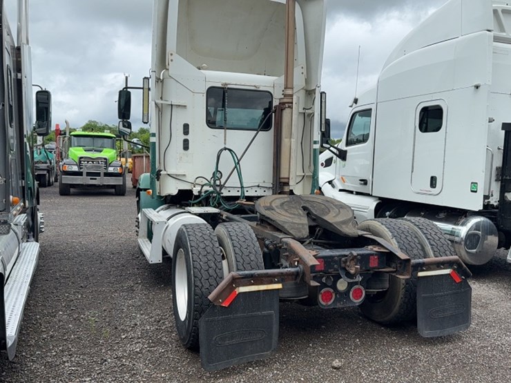 #2106-•-2004-freightliner-single-axle-road-tractor-image-10