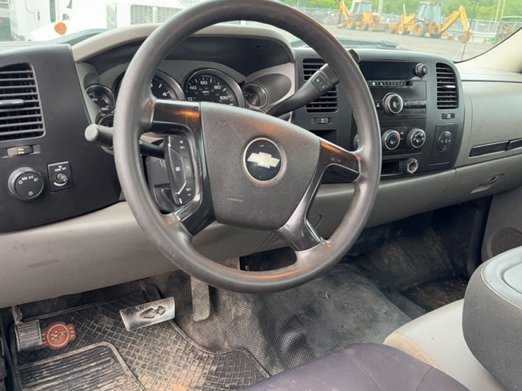 2012-chevrolet-3500-image-15