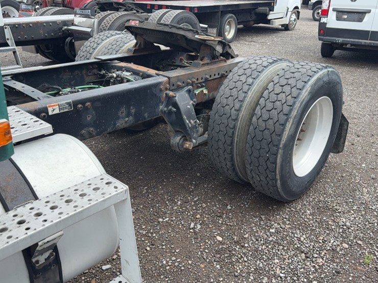 #2106-•-2004-freightliner-single-axle-road-tractor-image-11