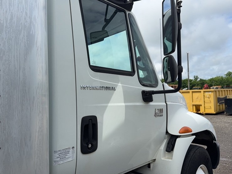 2005-international-durastar-4200-image-5