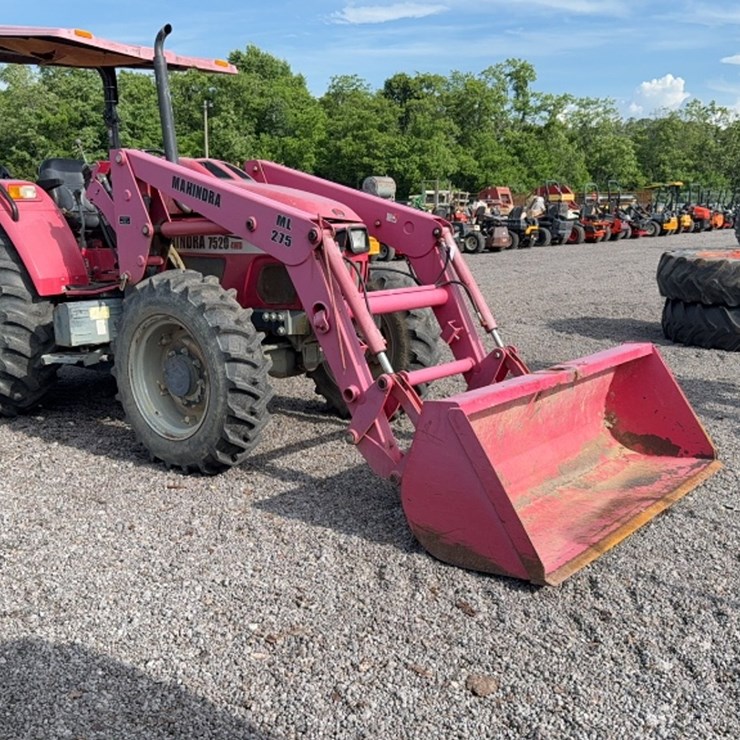 MAHINDRA 7520