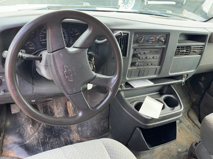 2004-chevrolet-3500-image-19