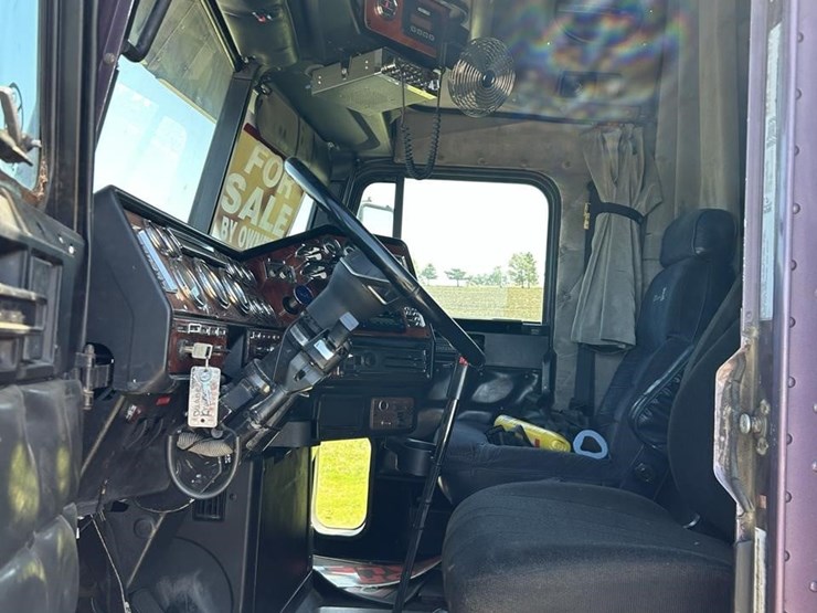 2000-freightliner-fld120-image-13
