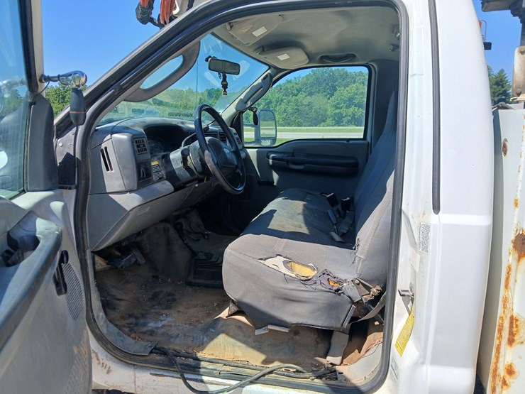 2003-ford-f550-image-26